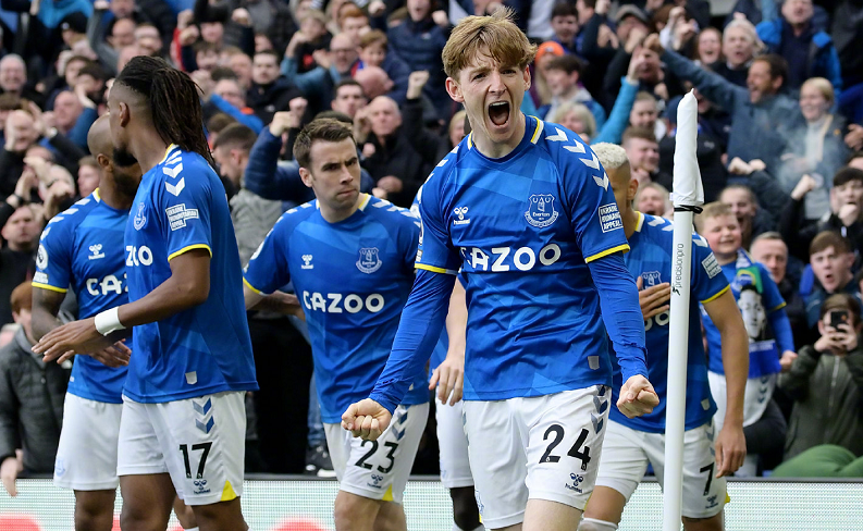 球员倒地后仍把球传出去，太拼