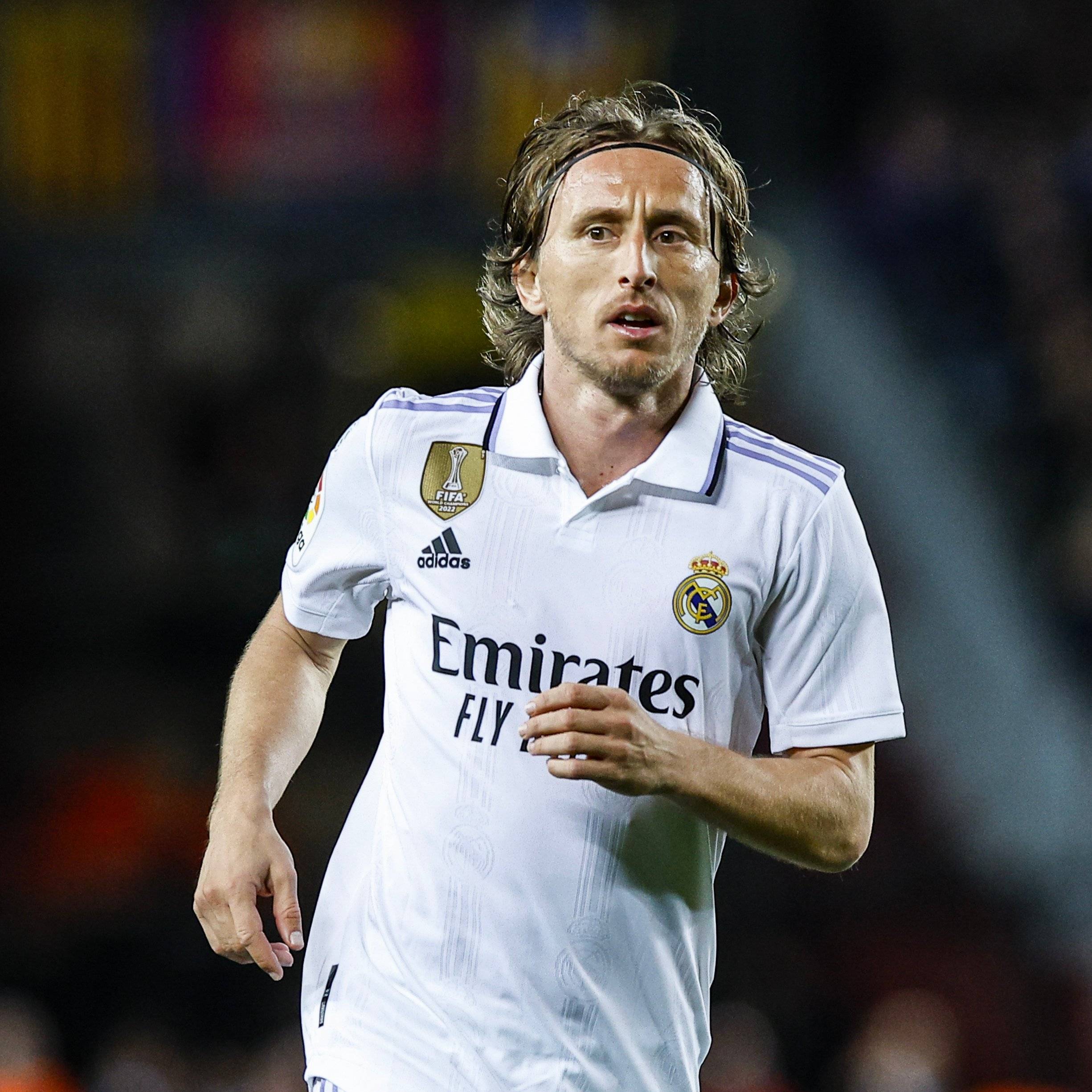 詹姆斯5中0一分未得，里夫斯扛起进攻大旗，首节湖人领先