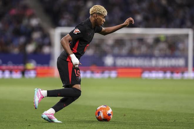 中场核心破门后致敬球迷，感人一幕