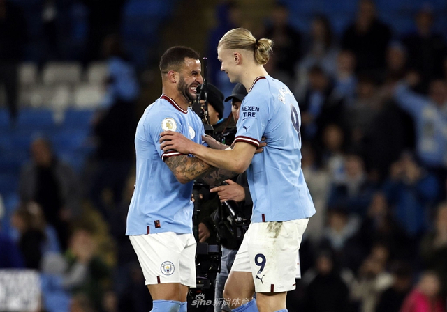 17岁天才卡尔展现极强潜力，德甲首秀表现亮眼，凭借出色技术和风格成为焦点。